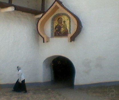 Фото - на входе в монастырь