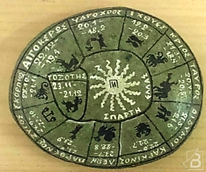 Галька с нарисованным кругом Зодиака